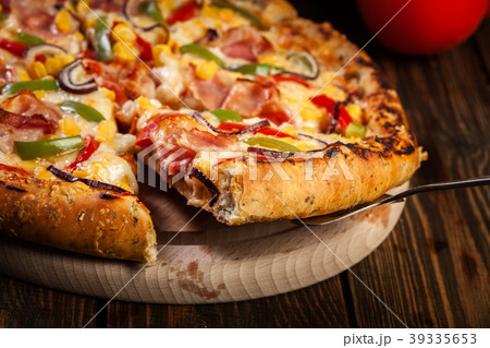 Homemade pizza with bacon, paprika and corn Homemade pizza with bacon, paprika and corn 39335653