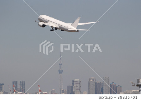 東京スカイツリーをバックに離陸したB787 39335701