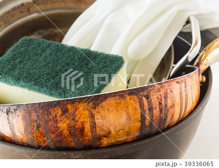 汚れがこびりついたフライパンと鍋　焦げ付き　油汚れ　炊事　家事 39336065