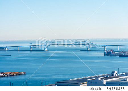 青空の下の東京ゲートブリッジと遠くに見える水平線 39336883