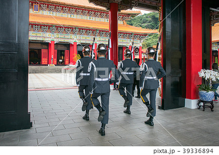 台湾　台北　中山区剣潭山　忠烈祠(ちゅうれつし)　大殿での衛兵交代式 39336894