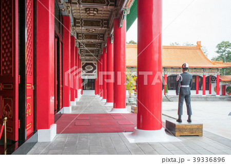 台湾　台北　中山区剣潭山　忠烈祠(ちゅうれつし)　大殿と衛兵 39336896