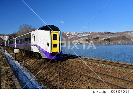 春の北海道大沼国定公園の大沼湖畔を走るJR函館線の特急列車の風景を撮影 春の北海道大沼国定公園の大沼湖畔を走るJR函館線の特急列車の風景を撮影 39337012