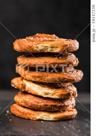 Traditional cinnamon rolls Traditional cinnamon rolls 39337136