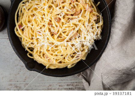 Spaghetti carbonara with egg and pancetta Spaghetti carbonara with egg and pancetta 39337181