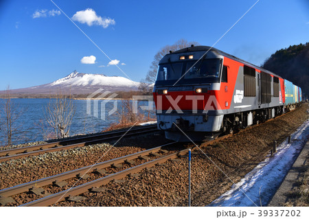 春の北海道大沼国定公園の大沼湖畔を走るJR函館線の貨物列車の風景を撮影 39337202