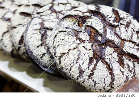 artisan bread loaves on market counter 39337330