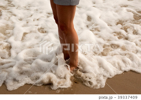 Feet in the ocean Feet in the ocean 39337409
