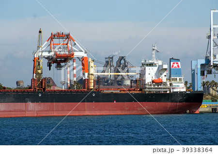 京浜港で荷役をする貨物船 39338364