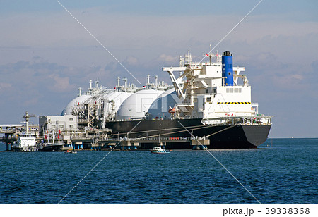 京浜港で荷役をするLNGタンカーの景色 39338368