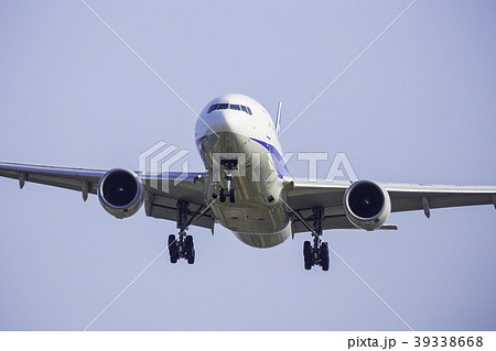 着陸する飛行機  ボーイング777-200 39338668