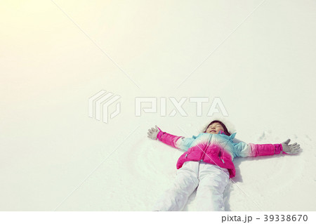 雪に寝ころがる子供 ウインターイメージ 雪に寝ころがる子供 ウインターイメージ 39338670