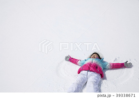 雪に寝ころがる子供　ウインターイメージ 39338671