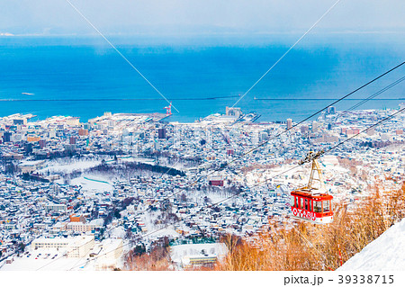 北海道小樽市天狗山からの冬景色の眺望とロープウェイ 39338715
