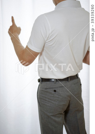 指を指し指示をするポロシャツ姿のスーパークールビズのサラリーマン 39339260