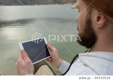 Close-up of a hipster in a brown cap in the open 39342018