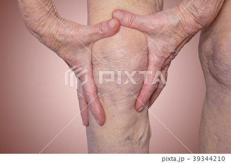 Senior woman holding the knee with pain 39344210