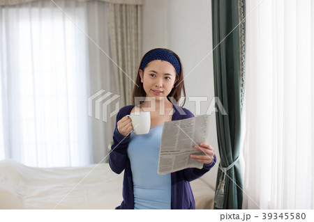 休日にリラックスして新聞を読む女性 休日にリラックスして新聞を読む女性 39345580