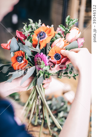 Florist arrangement a flowers bouquet 39346512
