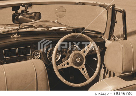 古いオープンカーの運転席　セピアトーン 39346736