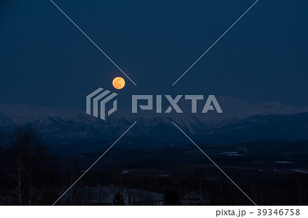 春の月の出 39346758