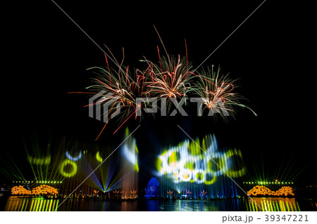 Beautiful fireworks in the night sky. 39347221
