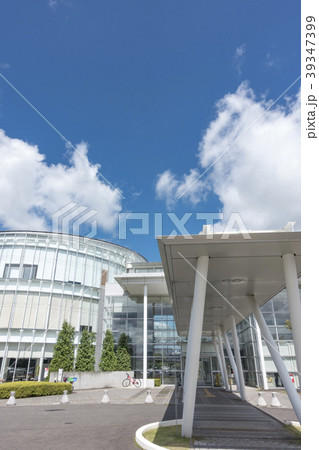 阿武隈山脈から連なる緑の原風景を活かした透明性と屋上緑化が特徴の福島県伊達市役所本庁舎 39347399