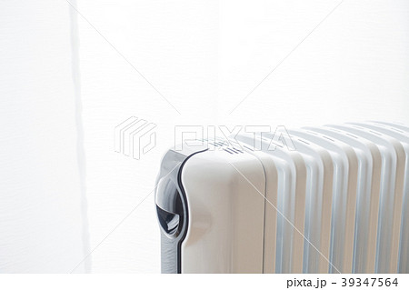 オイルヒーターは密閉容器内の油を暖めて循環させ放熱板から放熱し対流や輻射熱によって暖める暖房器具 39347564