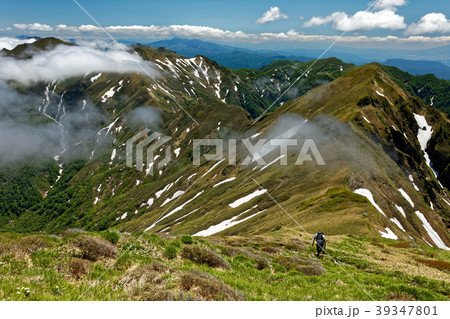 晴れ渡る谷川連峰 仙ノ倉山稜線からの眺めの写真素材