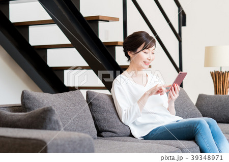 ミドルの夫婦（スマホ） 39348971