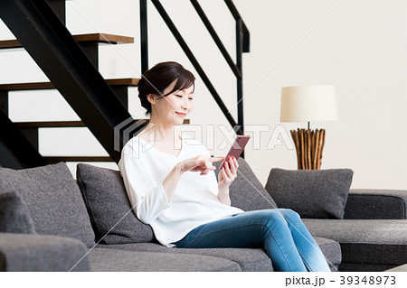 ミドルの夫婦(スマホ) ミドルの夫婦(スマホ) 39348973