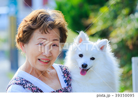犬を抱いている日本人シニア女性 39350095