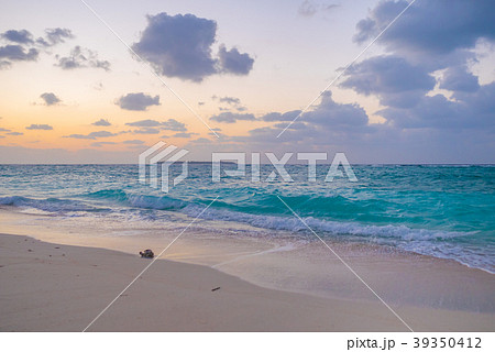 沖縄・瀬底ビーチから見た水納島と夕焼けの絶景 沖縄・瀬底ビーチから見た水納島と夕焼けの絶景 39350412