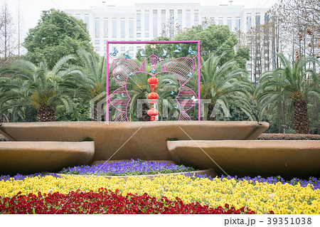 中国　上海市　黄浦区　人民公園とバックの上海市人民政府ビル 39351038