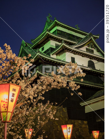 日本の城　松江城　別名千鳥城　天守閣は国宝　日本桜名所100選　都市景観100選に選ばれている 39351720