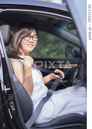 asian woman fasten car seat belt asian woman fasten car seat belt 39352130