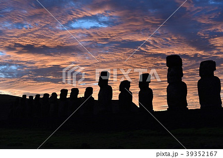 朝焼けに立つモアイ 39352167