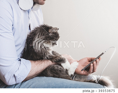 Handsome man and cute kitten 39353675