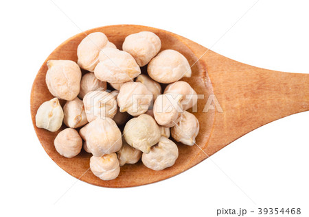Garbenzo beans on a spoon. 39354468