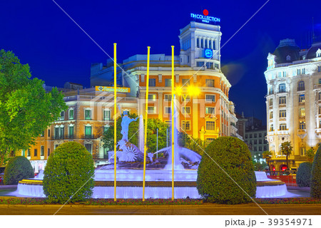 Neptune Fountain (Fuente de Neptuno) Neptune Fountain (Fuente de Neptuno) 39354971