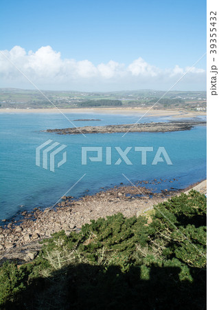 セントマイケルズマウントの上から見える青い海と青い空と遠くに見える小山 セントマイケルズマウントの上から見える青い海と青い空と遠くに見える小山 39355432
