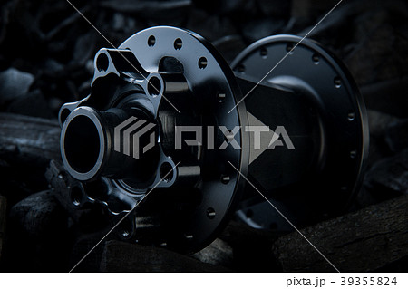 Black bicycle hub at carbon ground background   39355824