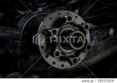 Black bicycle hub at carbon ground background   39355826
