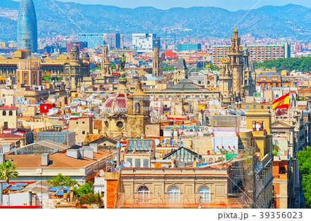 Panorama of the historical center of Barcelona 39356023