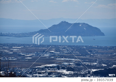 早春の北海道函館市函館山を北斗市きじひき高原から撮影 39357039