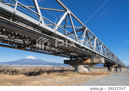 富士川河川敷から見る富士山と新幹線富士川鉄橋の風景の写真素材