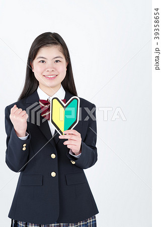 初心者マークを持つ女子高生 39358654