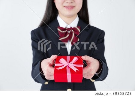 プレゼントをする女子高生の写真素材 39358723 Pixta