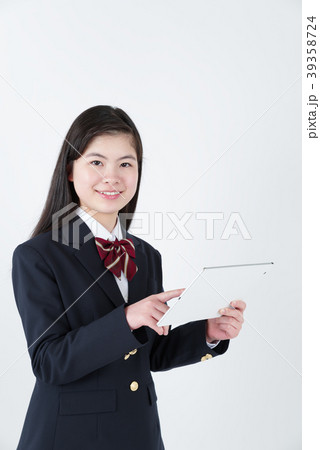 タブレットを操作する女子高生 39358724