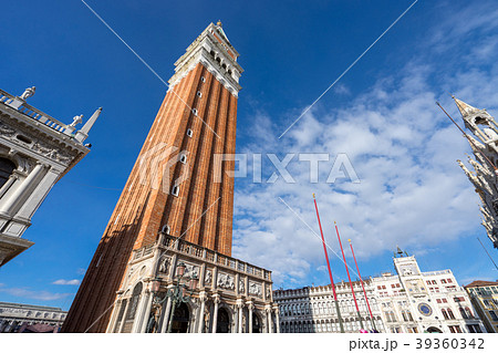 ベネチア、サン・マルコ広場の大鐘楼 ベネチア、サン・マルコ広場の大鐘楼 39360342